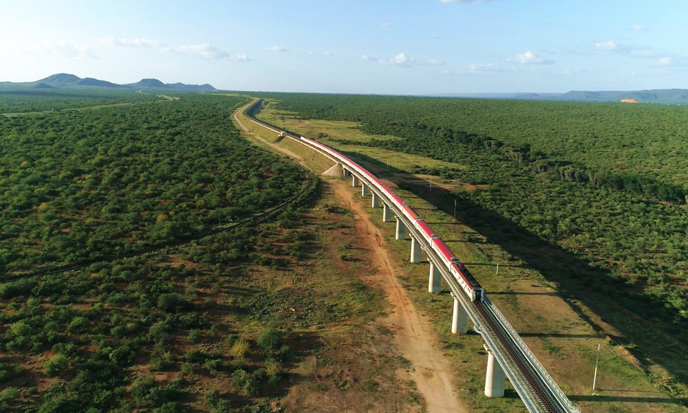 中交集團建設的肯尼亞內馬鐵路是蒙內鐵路向肯尼亞西北部的延長線，起于首都內羅畢，終至西部邊境城鎮馬拉巴，正線全長487.5公里。內羅畢至奈瓦沙段一期項目全長120公里，為客貨共線鐵路，客運列車設計時速120公里，貨運列車設計時速80公里。一期項目于 2018年1月12日開工，2019年10月16日開通客運。內馬鐵路一期項目的建成運營進一步完善了東非鐵路網，推進了區域互聯互通和一體化建設，對促進肯尼亞和東非經濟社會發展具有重要意義。
