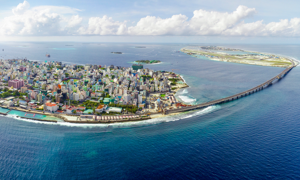 中交集團承建的馬爾代夫中馬友誼大橋，是該國歷史上首座跨海大橋，也是世界首座在遠洋深海無遮掩環境及珊瑚礁地質上建設的特大型跨海橋梁。大橋全長2000米，將馬爾代夫首都馬累和旁邊的機場島連接起來，也方便了和機場島陸路相連的胡魯馬累島。