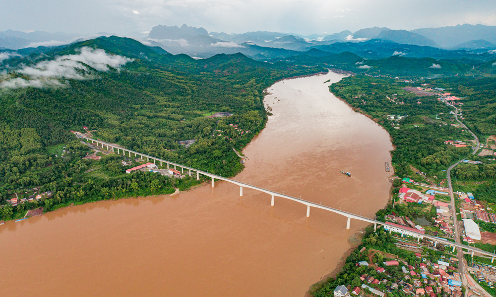 中國鐵建充分發揮鐵路建設主力軍優勢，強化應用科技創新成果，全面參與建設中老鐵路。全長1035公里的中老鐵路在2021年12月正式運營，中國昆明至老撾萬象實現朝發夕至，中老互聯互通實現跨越式發展，對中國—東盟自由貿易區、大湄公河次區域經濟合作產生積極影響，為高質量共建“一帶一路”注入強勁動力。圖為中老鐵路湄公河大橋。
