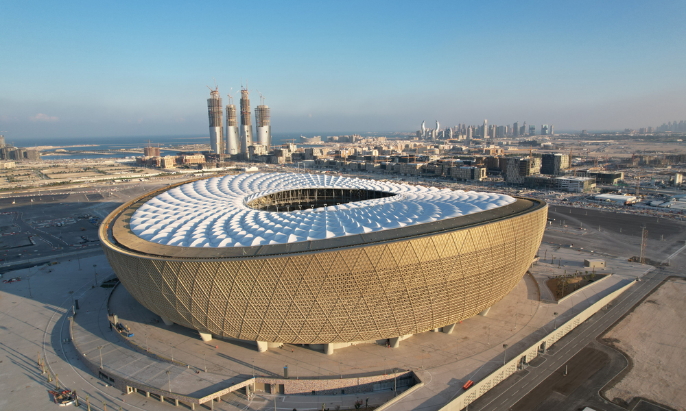 中國鐵建承建的2022年卡塔爾世界杯主體育場盧塞爾體育場，建筑面積19.5萬平方米，是中國企業首次以設計施工總承包身份參建的世界杯主場館，同時也是中卡高質量共建“一帶一路”的標志性項目。它是全球最大跨度雙層交叉索網屋面單體建筑，屋面索網結構跨度達274米，也是全球規模最大、系統最復雜、設計標準最高的世界杯主場館，可容納8萬人同時觀看比賽。圖為2022年卡塔爾世界杯主體育場盧塞爾主體育場。