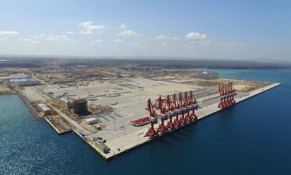 中國鐵建參與修建的吉布提多哈雷多功能港口項目一期工程于2014年8月7日正式開工，2017年5月建成開港。多哈雷港投入運營后，吉布提港散雜貨吞吐能力增加了一倍，綜合競爭力得到提升。作為亞洲通往歐洲和非洲的海上必經之地，吉布提已成為亞非歐市場的重要連接點和“21世紀海上絲綢之路”西線的聯通要塞。圖為吉布提多哈雷多功能港口項目（一期）。