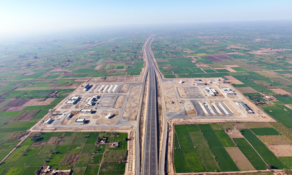 中國鐵建以設計施工總承包(EPC)方式承建的巴基斯坦卡拉奇至拉合爾高速公路Ⅲ標項目，是巴基斯坦南北“大動脈”最核心、最繁忙的部分，全長230公里，總投資近百億元，于2019年正式通車，是當時線路最長、智能化水平最高的高速公路。圖為巴基斯坦卡拉奇至拉合爾高速公路。