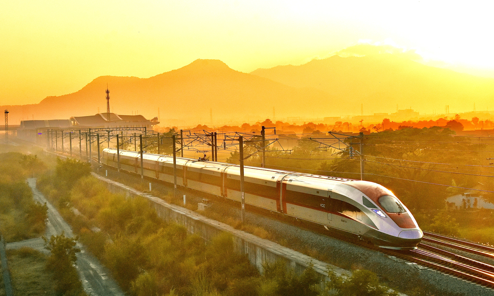 今年是共建“一帶一路”倡議提出十周年。十年來，中國中鐵高質量推進“一帶一路”建設，通過高水平全方位基礎設施及產能合作，共同打造了一批項目，讓實實在在的合作成果更好地惠及當地民眾。中國中鐵參建的印尼雅萬高鐵是東南亞首條高速鐵路。項目建成通車后，雅加達至萬隆車程大幅壓縮，極大地改善了當地交通條件，帶動了沿線商業開發和旅游產業發展，為區域經濟社會發展注入加速度、提供新動能。圖為列車從雅萬高鐵德卡魯爾站駛出。