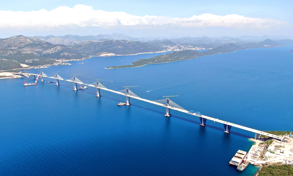 中國中鐵參建的克羅地亞佩列沙茨大橋是中克共建“一帶一路”和中國—中東歐國家合作的標志性項目，也是中國企業承建的由歐盟基金出資的最大單體項目。作為中方在克羅地亞承建的最大規?；A設施項目，大橋建成后，將克羅地亞領土全部連接起來，對于推動克羅地亞國家發展以及民生改善、進一步深化歐中務實合作具有重要意義。