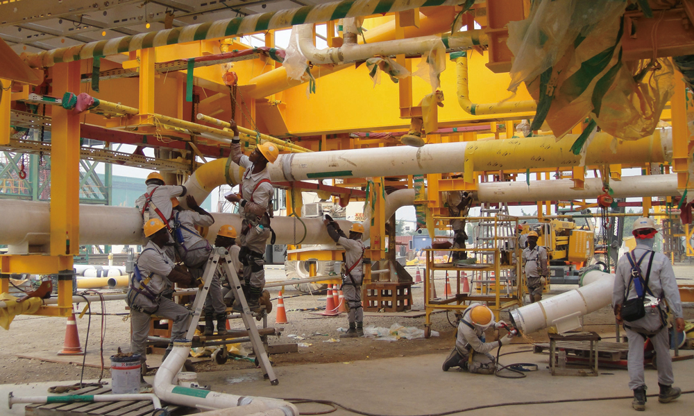 目前，中國海油建立多個海外油氣生產基地，海外業務覆蓋30多個“一帶一路”國家，讓實實在在的合作成果更好地惠及當地民眾。圖為在尼日利亞，中國海油的工作人員安裝管道。