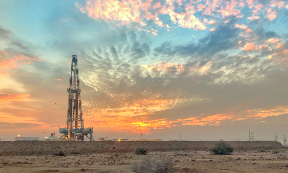 中國海油運營服務的伊拉克米桑油田鉆井工作現場。