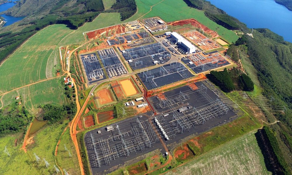 國家電網有限公司積極參與高質量共建“一帶一路”，秉持共商共建共享原則，在全球開展境外投資并購、境外資產運營、國際產能合作、國際能源電力合作等國際業務，先后在菲律賓、巴西、葡萄牙、澳大利亞、意大利等10個國家和地區成功投資和參與運營13個能源網項目。圖為巴西美麗山特高壓直流輸電工程，該工程將亞馬孫河流域的清潔水電輸送到2500多千米外的巴西東南部負荷中心，滿足圣保羅、里約熱內盧等地區2200萬人的用電需求。