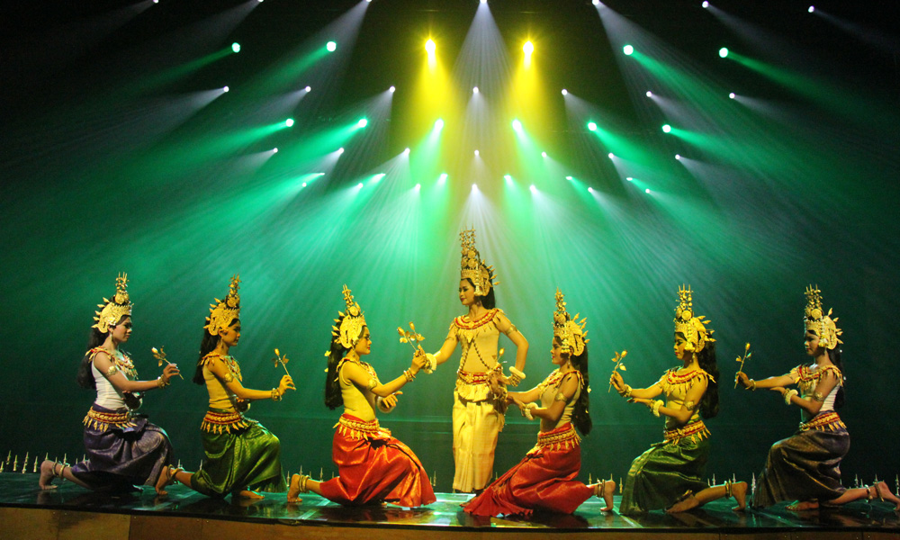 華僑城集團以文化“支點”撬動高質量發展，主動服務“文化走出去”戰略，旗下華僑城云南區域集團結合柬埔寨吳哥窟精美石雕藝術與高棉歷史文化，打造云南國有文藝院團首個“走出去”的國外駐場演出節目——《吳哥的微笑》，連續12年被國家五部委評為文化“走出去”重點項目，被文化和旅游部評為2019年“一帶一路”文化產業和旅游產業國際合作重點項目。