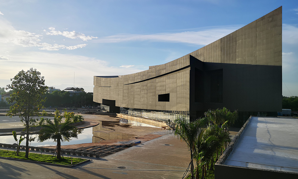 華僑城集團積極推進中柬文化交流與合作，旗下華僑城云南區域集團投資打造以旅游演藝為核心的“中柬文化創意園”。中柬文化創意園被評為文化和旅游部2019年度“一帶一路”文化產業和旅游產業國際合作重點項目，并于2019年和2021年兩度被評為國家文化出口重點項目。