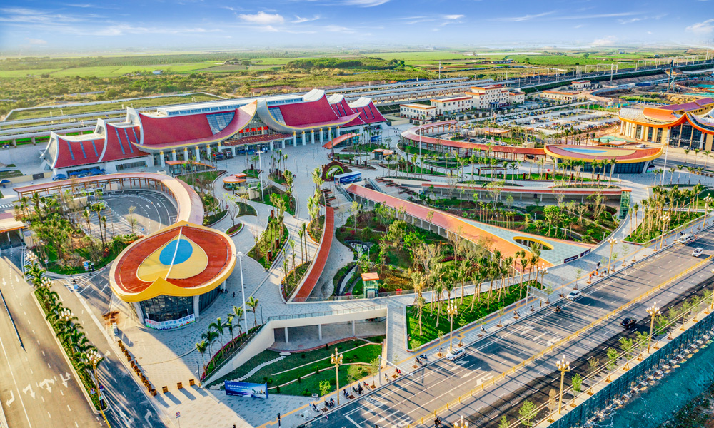 華僑城集團積極服務“一帶一路”中老鐵路建設。2020年12月3日，隨著中老鐵路正式開通，華僑城集團旗下華僑城云南區域集團投資建成的西雙版納站前廣場同期開放，承擔起迎接外賓、展現中國文化的形象窗口的責任。