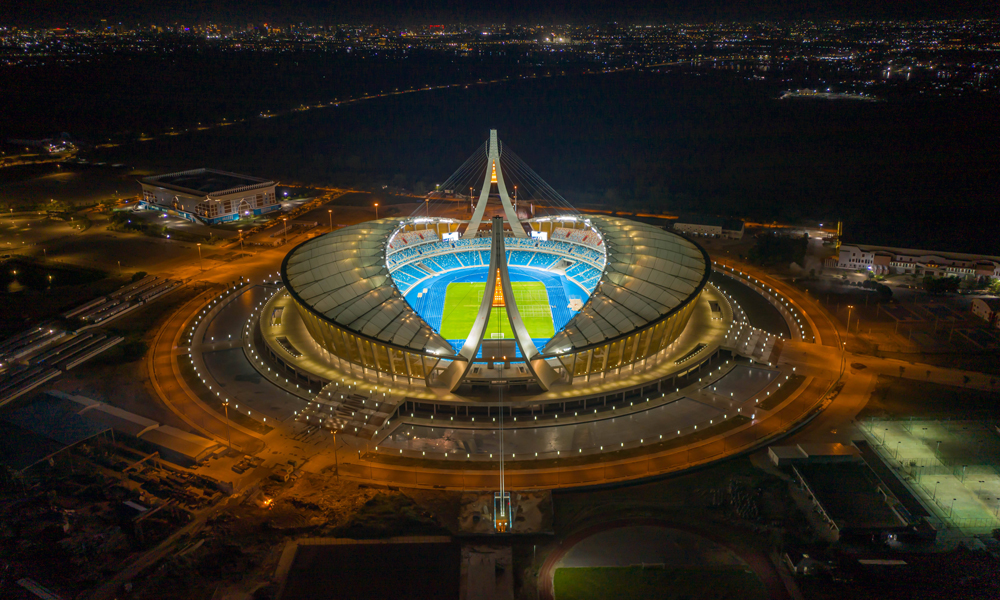 共建“一帶一路”倡議提出十年來，中國建筑作為重要的參與者、建設者，派出了一批批人才、承建了一個個項目，與沿線國家和地區一起完善當地基礎設施，推動產業發展，構建起便利當地群眾的民生服務網絡，為“一帶一路”沿線一批重大項目建設提供中國建造方案，貢獻中國智慧。圖中的柬埔寨國家體育場由中建八局承建，坐落于柬埔寨首都金邊的市郊，占地面積16.22公頃，總建筑面積8萬多平方米，可提供60000個座位，是中國迄今對外援建的規模最大、等級最高的體育場。