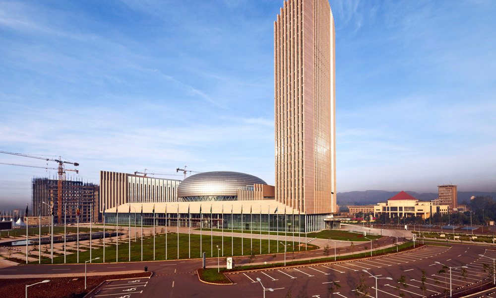 在“非洲屋脊”埃塞俄比亞高原上，亞的斯亞貝巴的天際線不再只有群山，一組雄偉的環形建筑群拔地而起，由中國建筑承建的非洲聯盟會議中心項目巍然屹立，該項目是中國政府對非洲最大的援建項目之一，寄托著非洲各國對未來發展的美好愿景。