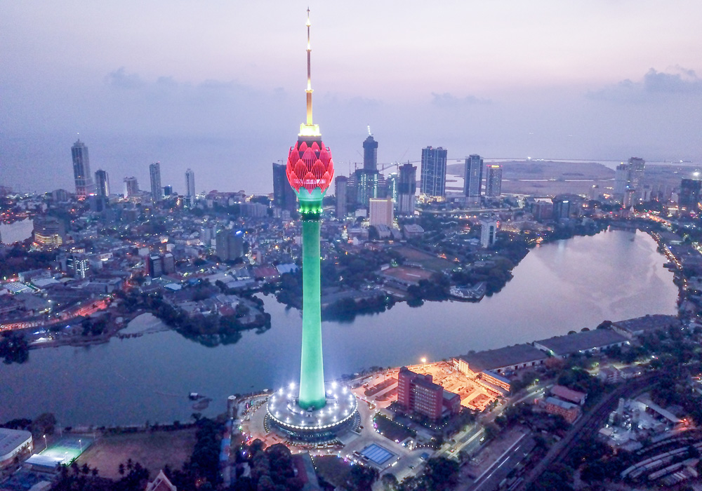 在美麗島國斯里蘭卡的首都科倫坡，中國建筑旗下中建二局采用中國標準設計和建造的蓮花電視塔矗立在貝拉湖畔，將“柔美綽約”與“亭亭玉立”的審美意象完美融合。當“蓮花”被裝上LED燈，多種顏色在夜間悄然變幻，便成為科倫坡夜空中最耀眼的風景。