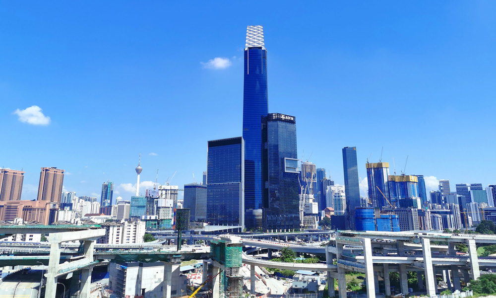 2018年底，由中國建筑馬來西亞有限公司承建的中資企業海外建設第一高樓——吉隆坡106交易塔（亦稱吉隆坡標志塔）突破450米，成為馬來西亞首都吉隆坡天空下的地標建筑。106交易塔位于吉隆坡敦拉薩國際貿易中心核心區，是一座集金融、商務、購物、辦公于一體的多功能寫字樓，由中國建筑馬來西亞有限公司承建，地上建筑高度為452米，是馬來西亞最高的建筑之一。它是敦拉薩金融交易中心的一部分，在新的城市總體發展規劃中，將成為吉隆坡新的中央商務區。