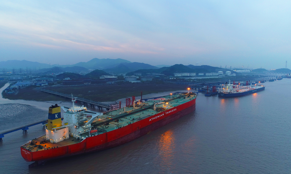 算山碼頭是中國石化旗下鎮海煉化自備原油碼頭，主要接卸來自“一帶一路”共建國家的原油，十年來，該碼頭累計接卸原油超過兩億噸。黃海鷹 攝