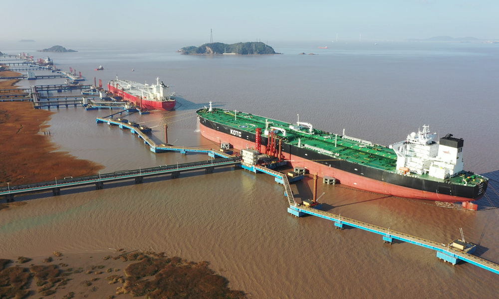 近日，運輸船在算山碼頭接卸原油。黃海鷹 攝