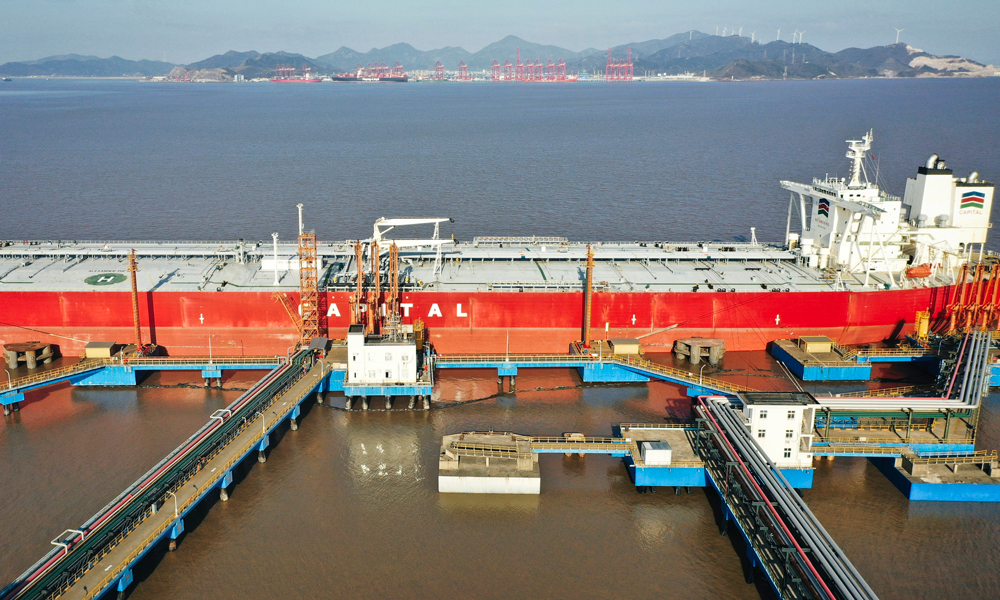 近日，運輸船在算山碼頭接卸原油。黃海鷹 攝
