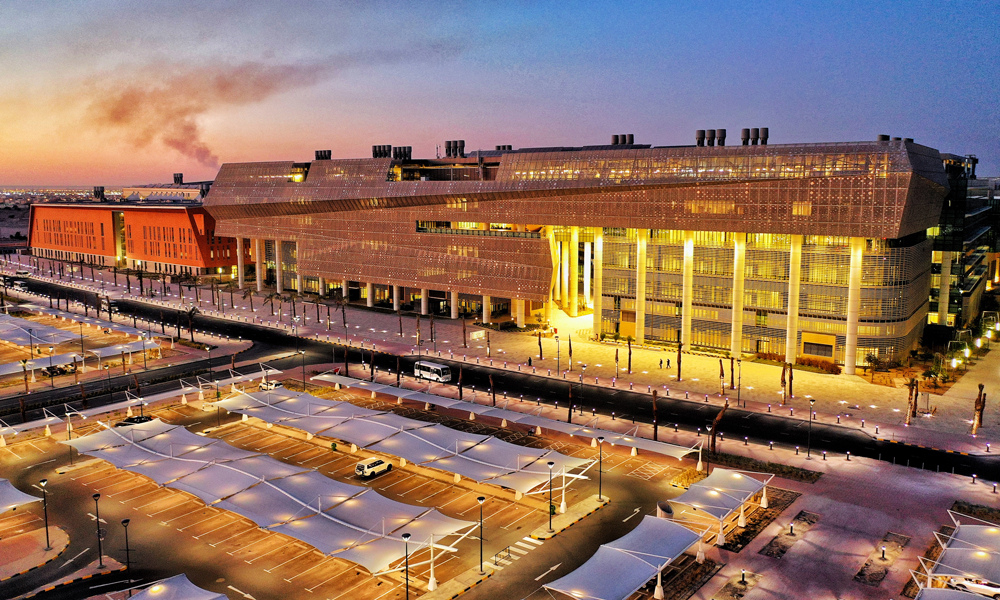 中國五礦承建的科威特薩巴赫薩利姆大學城位于費爾瓦尼耶省，是目前世界上最大的大學城之一。其中，承建的石油學院和科技學院，可容納上萬名學生教職工，各類科學實驗室水平均在中東地區前列，2019年9月起陸續投入使用。項目以高標準的中國技術、中國產品、中國材料與獨特的阿拉伯文化有機結合，展現了絢麗壯觀的現代大學城魅力，先后榮獲多個獎項。