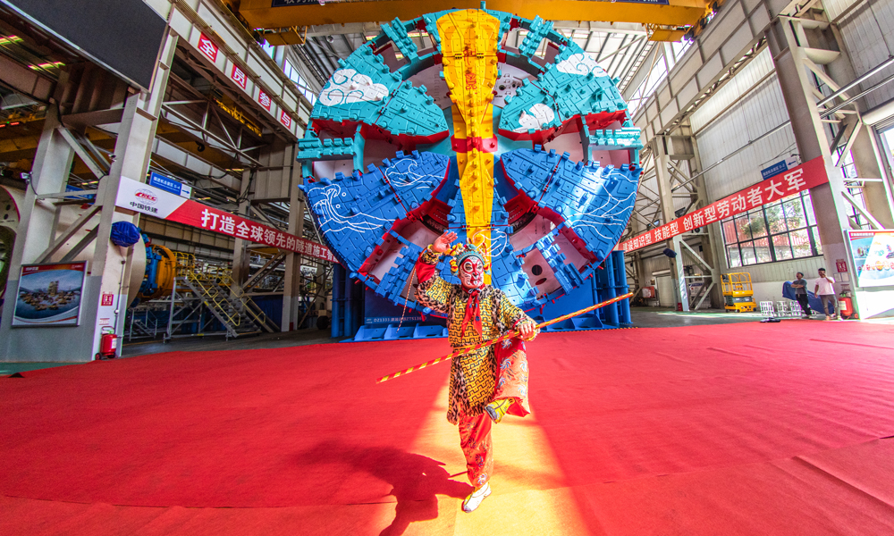 “津城1號”盾構機總長約120米，總重量約3200噸，是目前天津獨頭掘進距離最長、開挖直徑最大的泥水平衡盾構機。盾構機刀盤配備連續式磨損檢測裝置，在掘進過程中可實現對刀具磨損量實時檢測，操作人員可及時調整盾構掘進參數，提高掘進效率，保障施工安全。刀盤涂裝設計靈感來源于中國傳統神話故事《西游記》中的“如意金箍棒”， “金箍”諧音“津沽”。圖為戲劇演員扮演的美猴王孫悟空與盾構機合影。