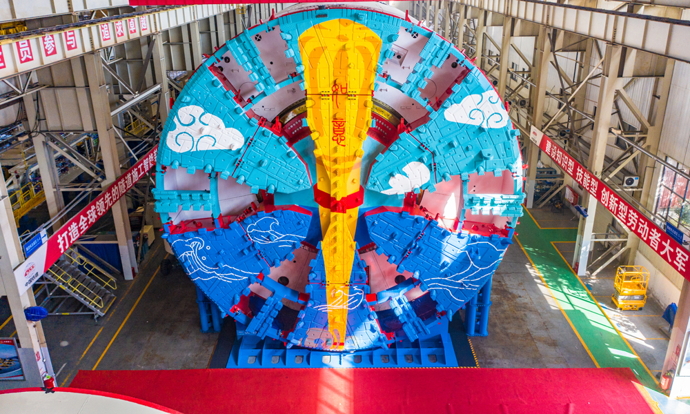 津沽海河隧道是津濰高鐵全線唯一一條盾構隧道，也是天津地區的首條獨頭掘進距離最長的高鐵大直徑盾構隧道?！敖虺?號”盾構機將在覆土8.5米的超淺埋地層始發，向北獨頭掘進6014米，依次穿越大沽排水河、西南環鐵路東大沽站、津沽一線立交橋、中央大道立交橋、海河以及地震斷裂帶等一系列特大風險源，于規劃湖心島公園南側接收。圖為“津城1號”盾構機。