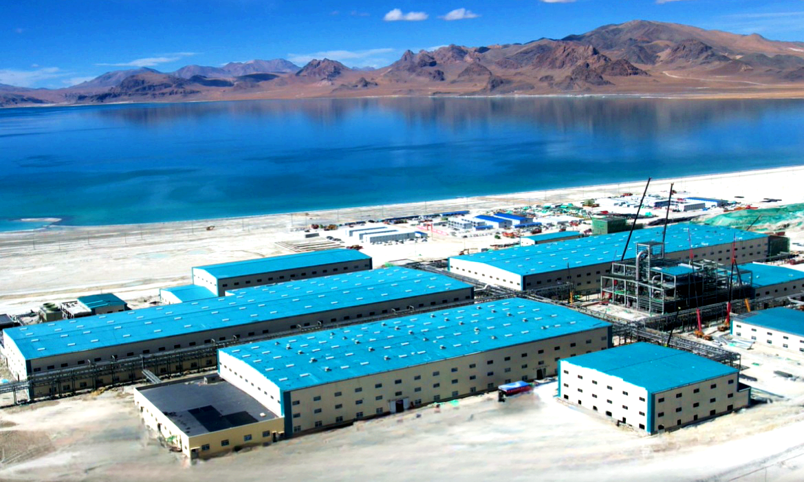 10月15日，中國中鐵旗下中鐵十局承建的西藏拉果錯鹽湖鋰礦項目設備安裝調試完成，達到單機試車條件，標志著項目一期建設任務圓滿完成。拉果錯鹽湖位于西藏阿里改則縣，地處羌塘高原，屬于待開發的大型硫酸鈉亞型鹵水湖。西藏拉果錯鹽湖鋰礦項目分為一期、二期工程建設。其中，項目一期總建筑面積約44669平方米，施工內容包括電滲析廠房、氫氧化鋰車間、油罐區、綜合管廊、設備及儀器儀表安裝等，產量規劃為電池級單水氫氧化鋰2萬噸/年。圖為項目建設現場。