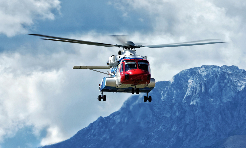 近日，AC313A直升機高原試飛團隊以高效協作的工作狀態，從海拔3300米的寧蒗瀘沽湖機場轉戰至海拔4411米的四川稻城亞丁機場，正式開啟最后階段的高原試飛工作。圖為由航空工業研制的國產大型民用直升機AC313A在云南寧蒗瀘沽湖機場進行高原試飛。