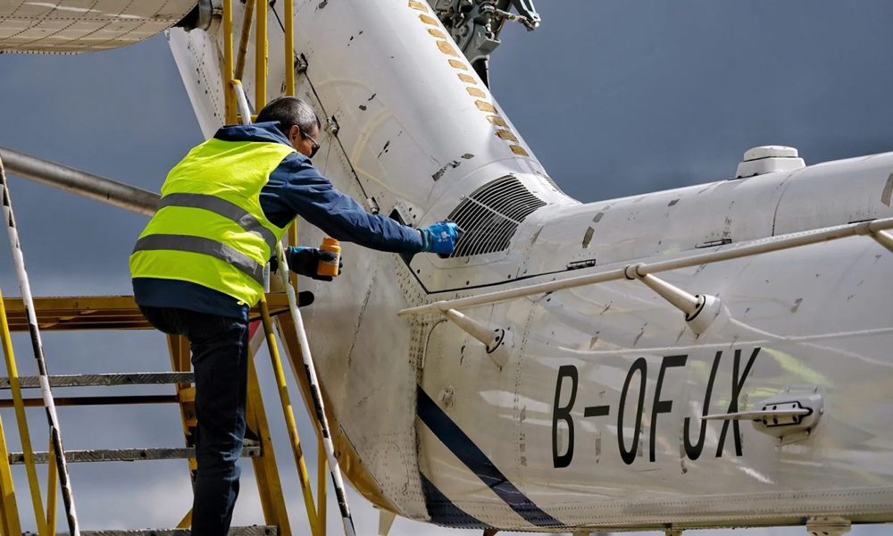 工作人員進行試驗前檢查與設備調試工作。