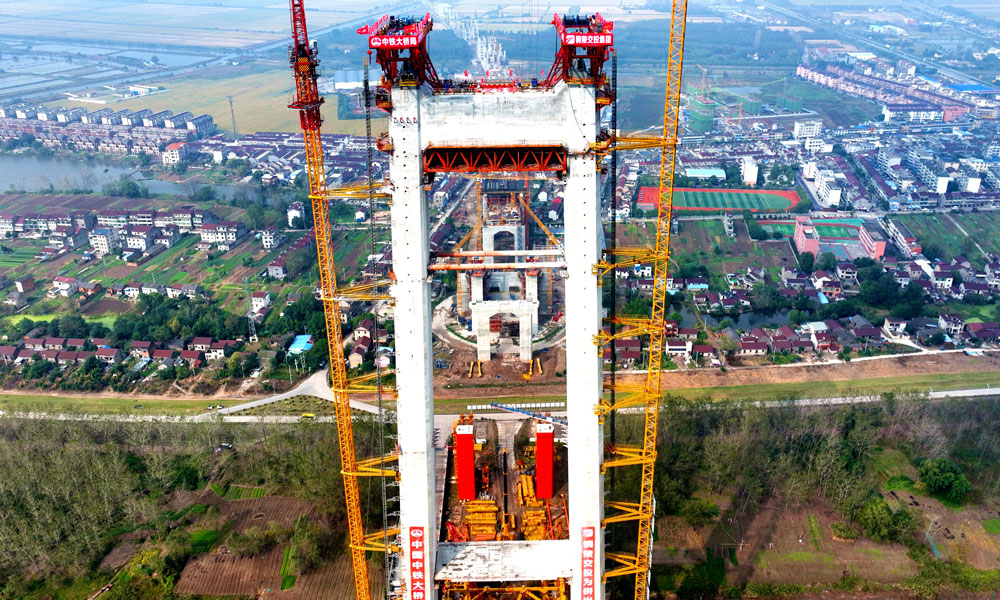 G3銅陵長江公鐵大橋位于安徽省銅陵市郊區，連接長江南岸銅陵市區和長江北岸樅陽縣，全長11.88公里，其中跨江主橋長1505米，主跨988米，按照“四線鐵路+六車道高速公路”標準建設，具有“高速公路、城際鐵路、貨運鐵路”三種過江功能，兼具斜拉橋和懸索橋兩種橋型優勢。此次施工的先導索是一根長2000米、直徑22毫米的高強度鋼絲繩。