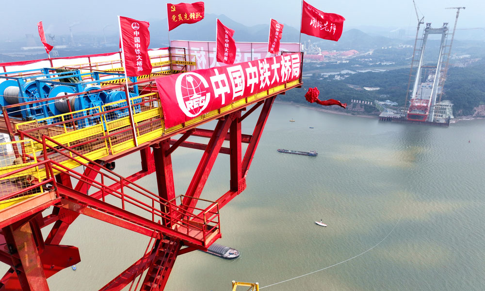 先導索過江采用水上拖輪牽引法，在蕪湖海事局7艘海巡艇的護航下，由一艘1200匹馬力的拖輪將先導索從北岸拖拽至南岸與引索相連，最后啟動南北主塔的卷揚機，將導索最低點提升至離江面75米的高空。下一步，項目團隊將利用先導索來回拉拽牽引，將一根根貓道繩拉過江，搭起空中跨江施工“棧橋”，為主纜索股架設提供條件。