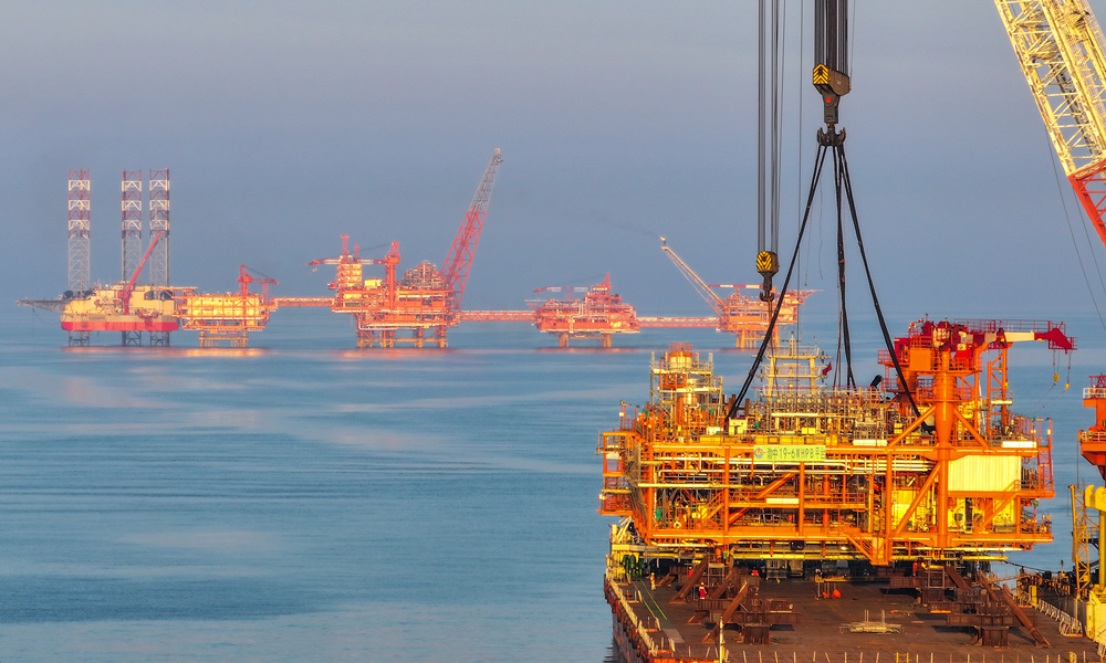 近日，隨著最后一座無人井口平臺組塊吊裝就位，渤中19-6凝析氣田Ⅰ期開發項目（以下簡稱“渤中19-6 I期項目”）海上安裝工作全部完成，進入聯產調試階段，標志著渤海灣首個千億方大氣田工程建設取得重大進展，為項目年內投產奠定堅實基礎。圖為渤中19-6 I期項目海上安裝現場。賈雪東 攝