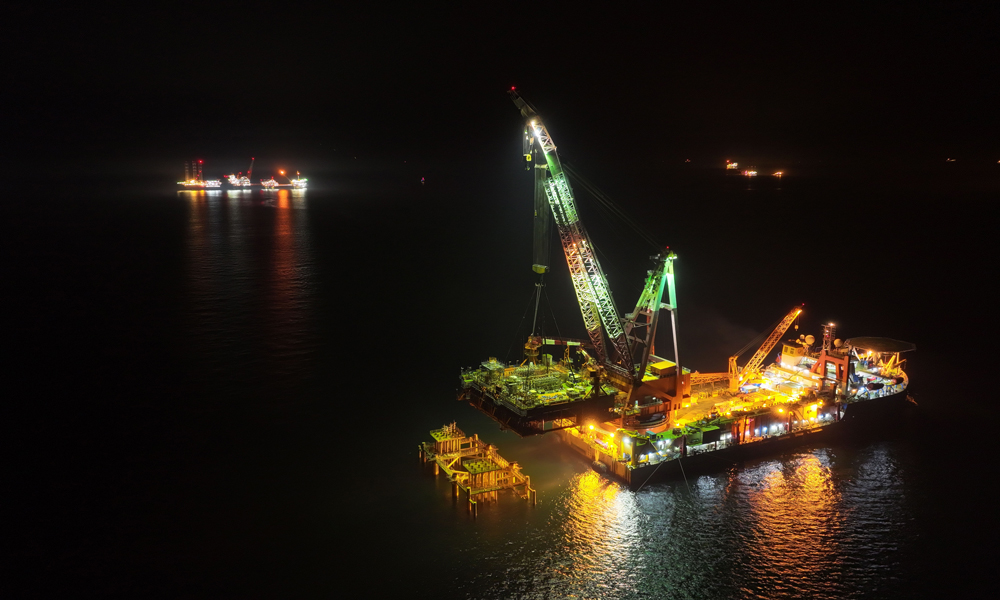 　“藍疆”船進行渤中19-6 I期項目海上安裝作業。賈雪東 攝