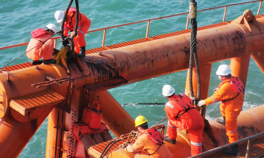 渤中19-6 I期項目海上安裝現場。杜春水 攝