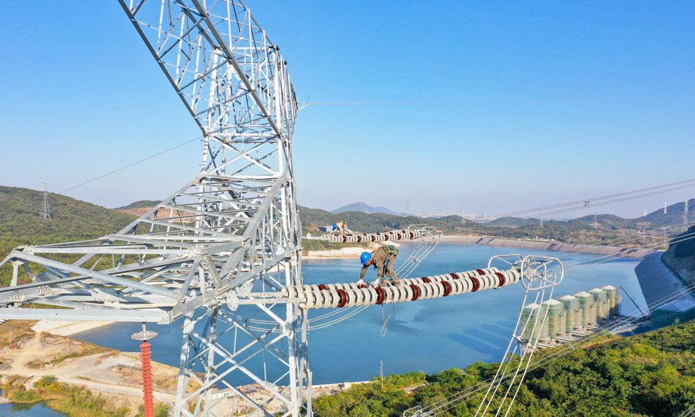據了解，江蘇句容抽水蓄能電站預計2025年建成投運，每年發電量可達13.5億千瓦時，約為53萬戶家庭一年的用電量。同時，該電站每年可減少二氧化碳排放約35萬噸，具有顯著的社會效益和環保效益。圖為國家電網江蘇省送變電有限公司輸電人員在高空走線驗收消缺。