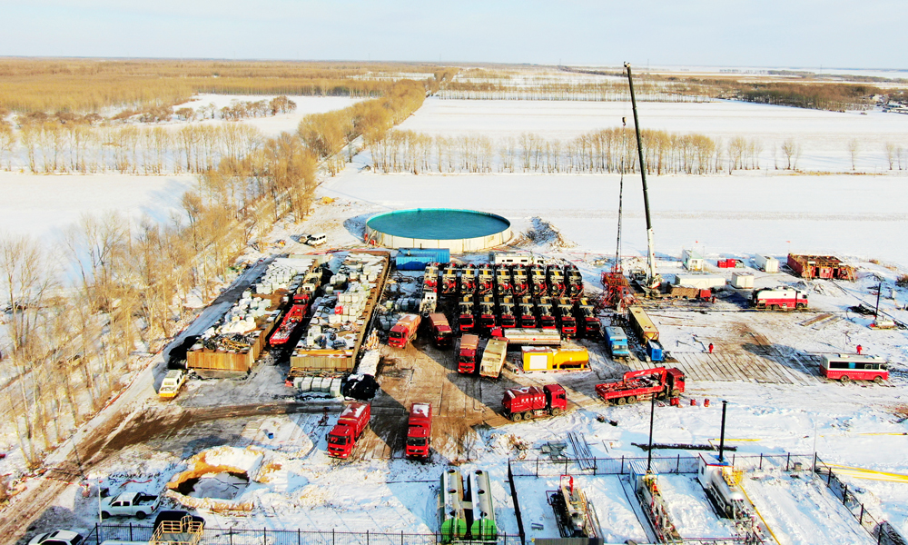 近日，東北多地迎來入冬以來第一次強降雪天氣。中國石化東北油氣分公司迅速啟動大雪應急響應預案，加強關鍵生產裝置檢查和積雪清掃，加密重點井、重點管線巡檢巡護，確保油氣生產安全平穩。圖為中國石化東北油氣田龍鳳山氣田正在進行大型壓裂作業。  