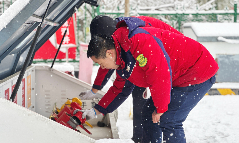中國石化吉林石油組織各庫站加強設備檢查，密切關注油品收發及加能站油品存量，全力做好庫站清雪工作，保障車輛安全有序進出、油品供應穩定。中國石化吉林市石油長春路加油站員工雪中檢查站內設備設施。