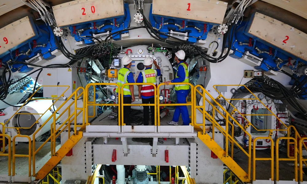 天祥大道隧道全長6.379公里，是昌九高鐵全線控制性工程之一，為單洞雙線隧道，其中盾構段長4.4公里。用于隧道掘進的“英雄號”盾構機開挖直徑達14.8米。隧道內部結構創新采用“整體全預制箱涵”，在國內350公里時速高鐵隧道內為首次實施。該隧道具有開挖斷面大、獨頭掘進距離長、周邊環境復雜的特點。盾構機長距離穿越富水砂層、泥質砂巖等復合地層，先后要穿越南昌地鐵1號線、陽門村棚戶區等78處風險源，承受最大水壓6巴，盾構段始發覆土厚度9.5米，接收覆土厚度僅為9米。圖為盾構機內部。