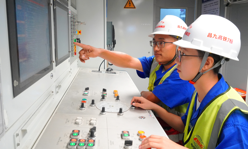 據悉，昌九高鐵建成通車后，對于江西省打造昌九一體化綜合交通運輸體系、進一步對接融入粵港澳大灣區，助力長江經濟帶發展戰略實施，推動沿線經濟社會高質量發展具有重大意義。圖為盾構機駕駛人員正在進行駕駛操作。