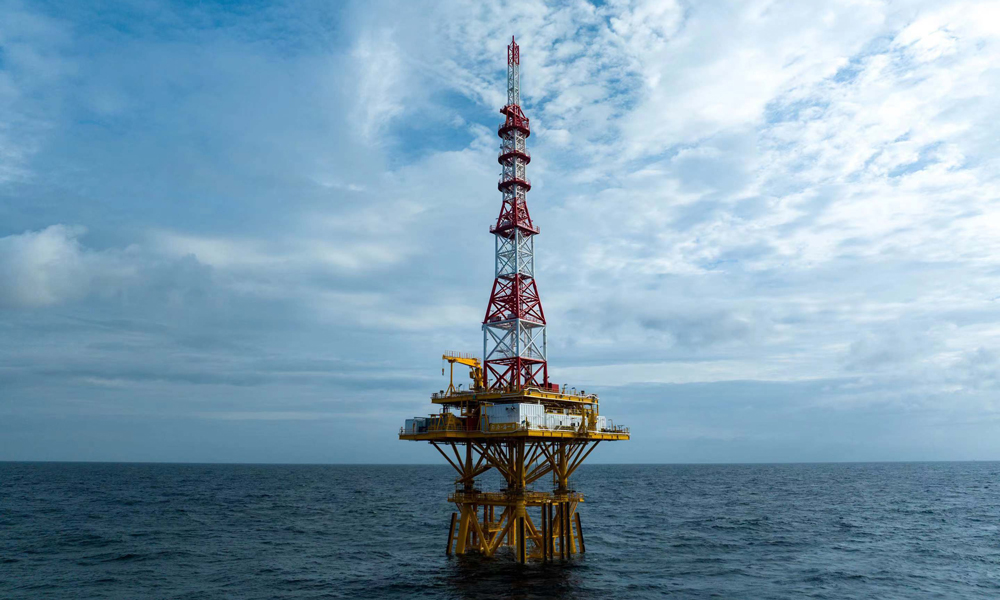 近日，由中國海油下屬海洋石油工程股份有限公司EPCI總承包的我國首個多圈層立體塔基觀測平臺（以下簡稱“觀測平臺”）在舟山海域順利完成海上安裝作業，投入使用后可為我國海洋氣候演變研究、海洋災害預警預報、海洋經濟發展等提供全面精準實時的海洋大數據服務。圖為多圈層立體塔基觀測平臺安裝完成后矗立在舟山海域。