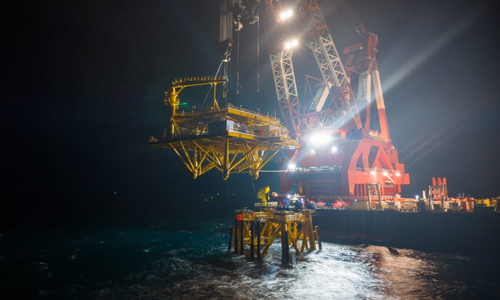 觀測平臺相當于一臺超大型“掃描儀”，可開展大氣圈、水圈和巖石圈的全方位、綜合性、實時高分辨率立體觀測，實現海洋綜合環境信息的全面監控。觀測平臺由導管架、組塊、測風塔三部分組成，設計總重4530噸，塔體最高處距海平面約103米，相當于近37層樓高。離岸約90公里，安裝水深約65米，服役于環境惡劣的舟山海域臺風路徑上，設計壽命30年。圖為“藍鯨”號吊裝觀測平臺組塊。