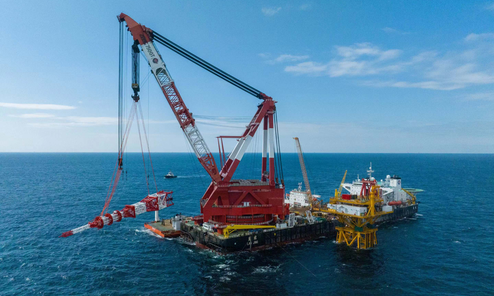 針對高度76.8米的測風塔，采用“水平起吊、空中翻身”作業方式，通過多套索具聯合控制，在空中完成水平、豎直方向各90度的旋轉后將測風塔下放至中部組塊上。導管架和測風塔的成功吊裝創造了國內海洋工程超高空吊裝之最。圖為觀測平臺測風塔水平起吊。