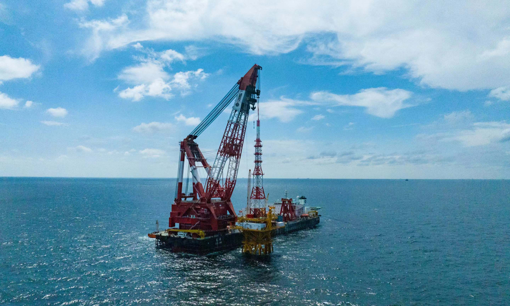 為實現多圈層立體塔基觀測平臺的全生命周期運維管理，在測風塔、組塊和導管架上布設了腐蝕傳感器、光纖光柵傳感器、加速度傳感器、傾角儀等共計147個監測傳感器，開展觀測平臺的實時結構健康監測。作為目前國內海洋結構物中安裝監測傳感器數量最多的“智慧”導管架平臺，未來還將建立不同海況下觀測平臺整體響應和關鍵桿件受力的數字孿生模型，基于數字孿生技術為觀測平臺的結構安全風險管控和全壽命周期運維管理提供支撐。圖為“藍鯨”號完成觀測平臺測風塔吊裝。