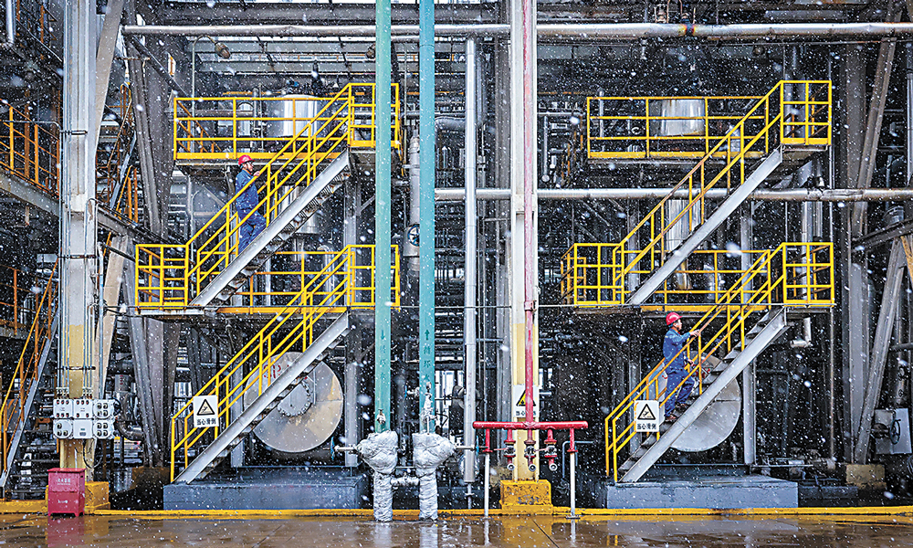 受首輪寒潮影響，11月6日，我國東北地區遭遇罕見強降雪，局地出現特大暴雪。中國石油駐東北各企業第一時間啟動應急預案，積極應對極端天氣影響，壓緊壓實生產責任，落實安全措施，全鏈條發力迎戰暴雪，全力做好冬防冬供工作。圖為撫順石化及時啟動生產應急預案，嚴格落實防凍防凝工作措施。