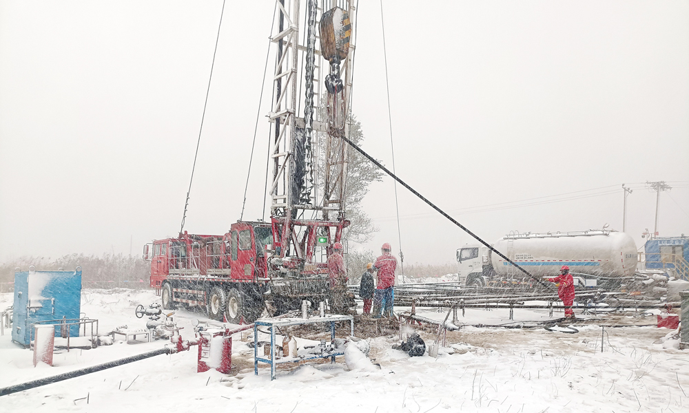 遼河油田工程技術分公司加強對易凍堵部位及加、伴熱設備設施的巡回檢查，嚴格落實井控裝備冬季試壓、吹掃、保養及井控閘閥定期活動等要求，保證極端天氣下施工安全。圖為員工冒著大雪在歡2-178-5110現場進行修井作業。
