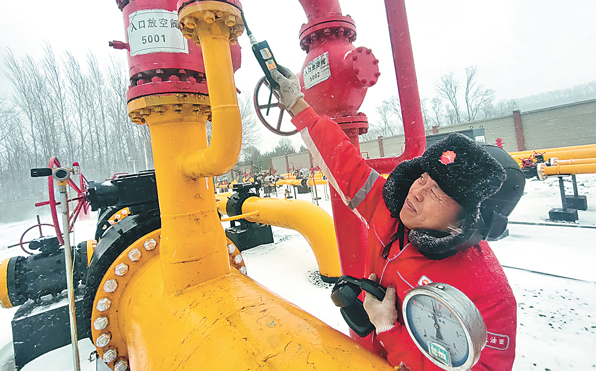 大慶油田天然氣分公司慶哈輸氣班工作人員在雪中巡檢。
