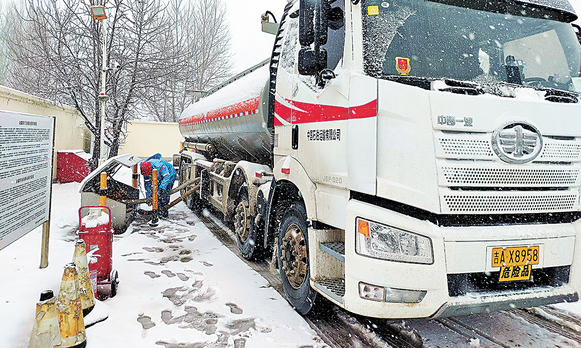 運輸公司工作人員堅守在車輛調配、跟車押運等生產一線。