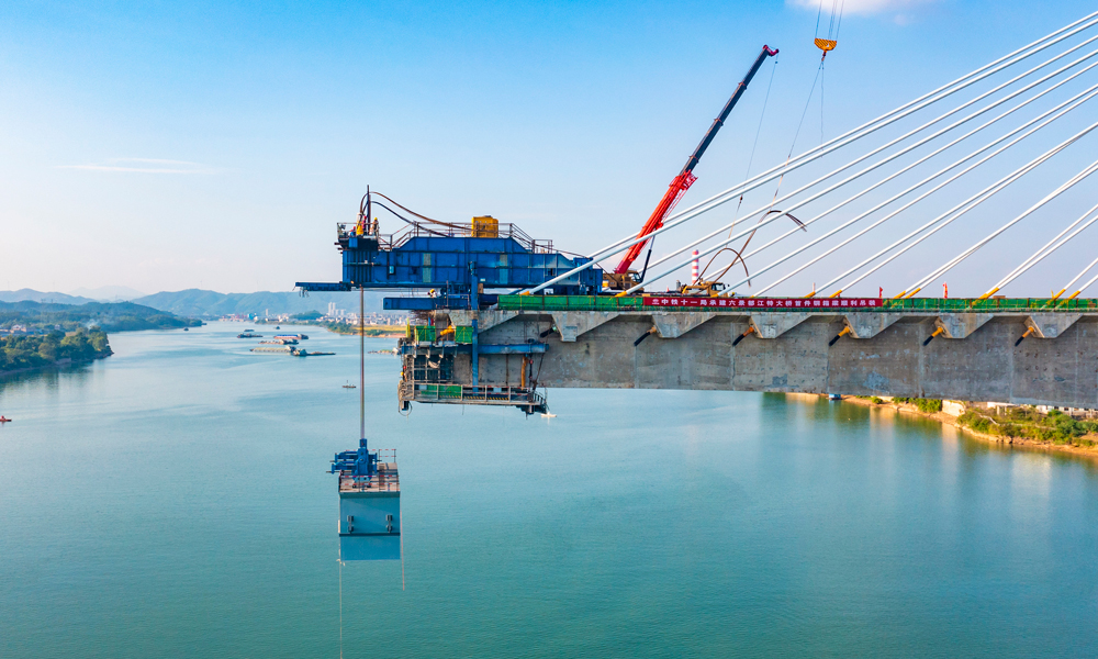 南（寧）深（圳）高鐵南玉段是廣西自主投資建設的第一條時速350公里的高速鐵路，正線全長193.31公里，西起自治區首府南寧市，向東經貴港市進入玉林市，是南深高鐵重要組成部分。圖為首節鋼箱梁吊裝。