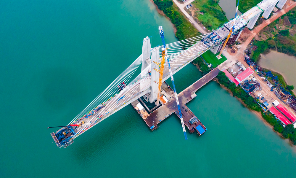 中鐵十一局承建的南深高鐵南玉段正線全長35.35公里，其中六景郁江特大橋全長11.465公里，主橋長621.5米，采用五跨鋼-混部分斜拉橋結構跨越郁江。大橋主跨320米，由混凝土梁、鋼混結合段及鋼箱梁三部分組成其中鋼混結合段長30米，劃分2節安裝，鋼箱梁部分長67米，劃分為7節安裝。圖為施工現場俯瞰航拍。