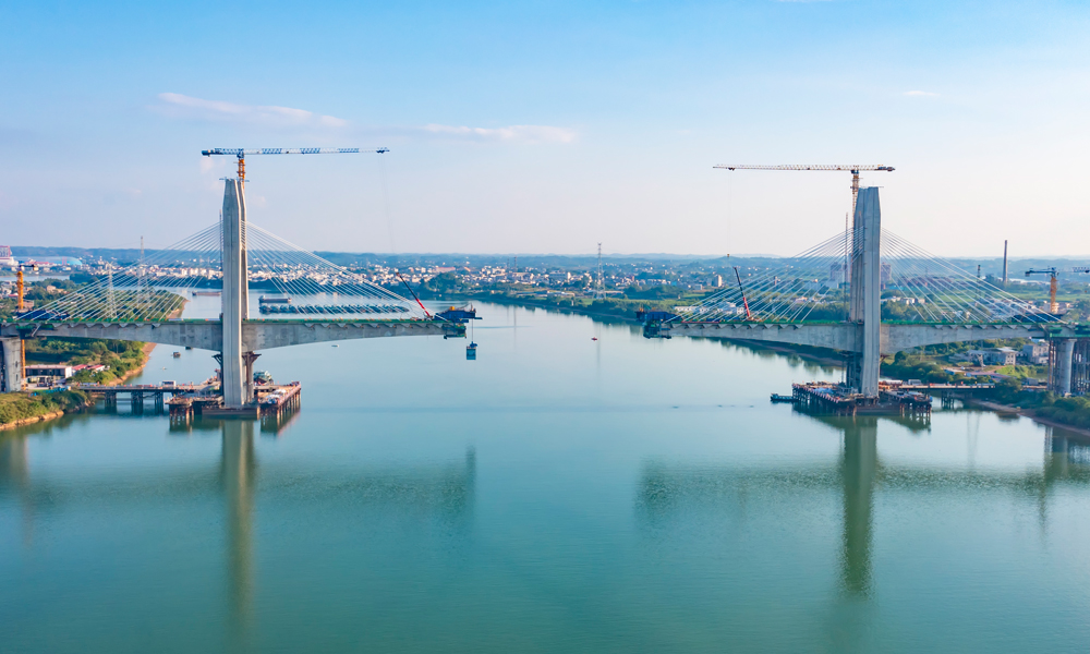 南深高鐵南玉段建成通車后，南寧至玉林的行車時間將由最快1小時44分縮短至50分鐘左右，對優化區域綜合交通結構、構建現代綜合交通運輸體系，推動廣西北部灣經濟區和粵港澳大灣區“兩灣聯動”，實現珠江—西江經濟帶區域協同發展具有重要意義。圖為施工現場航拍側景。