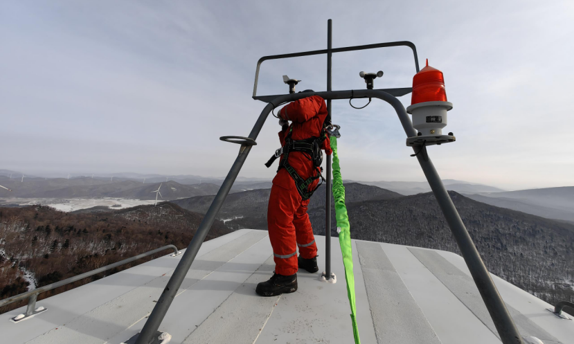 近日，我國東北地區迎來強降雪，面對突如其來的極端天氣，三峽能源東北地區各項目工作人員堅守保供一線，巡檢設備、處理故障、全力保障電站設備穩定運行，以“速動”效率迎戰“速凍”天氣。圖為黑龍江賓縣大個嶺風電場運維人員對風機風速儀進行更換。王宏宇 攝