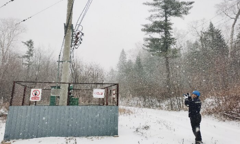 黑龍江伊春老白山風電場運維人員利用紅外熱成像進行臺變測溫。蘇德福 攝